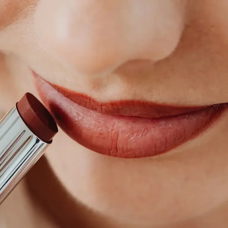 Rode lippen met rode lipstick.