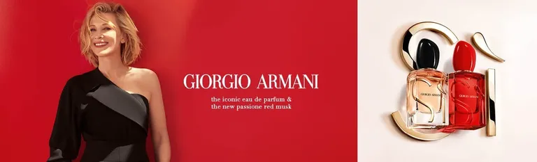 Giorgio Armani: vrouw in zwarte jurk tegen rood, naast flesjes Sì eau de parfum en Sì Passione Red Musk