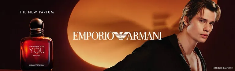 Emporio Armani Stronger With You Parfum: rode parfumfles naast een man in een donker shirt