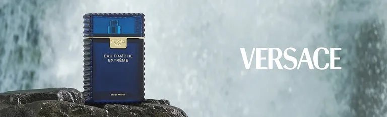 Versace Man Eau Fraîche Extrême: blauwe parfumfles op een rots voor een waterval