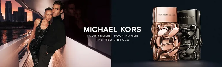 Michael Kors Pour Femme en Pour Homme Absolu: man en vrouw op een jacht naast twee parfumflessen met schakelmotief